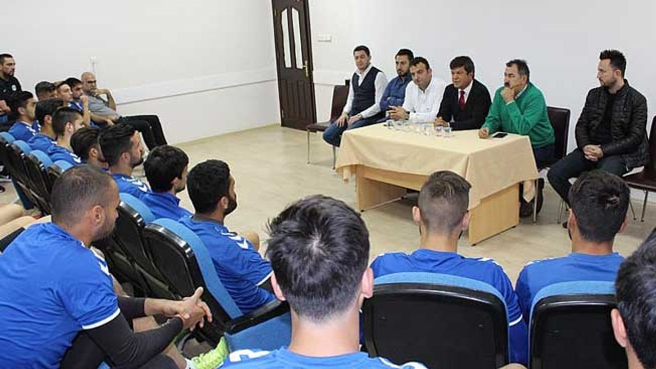 Yeni yönetim, teknik heyet ve futbolcular ile tanıştı