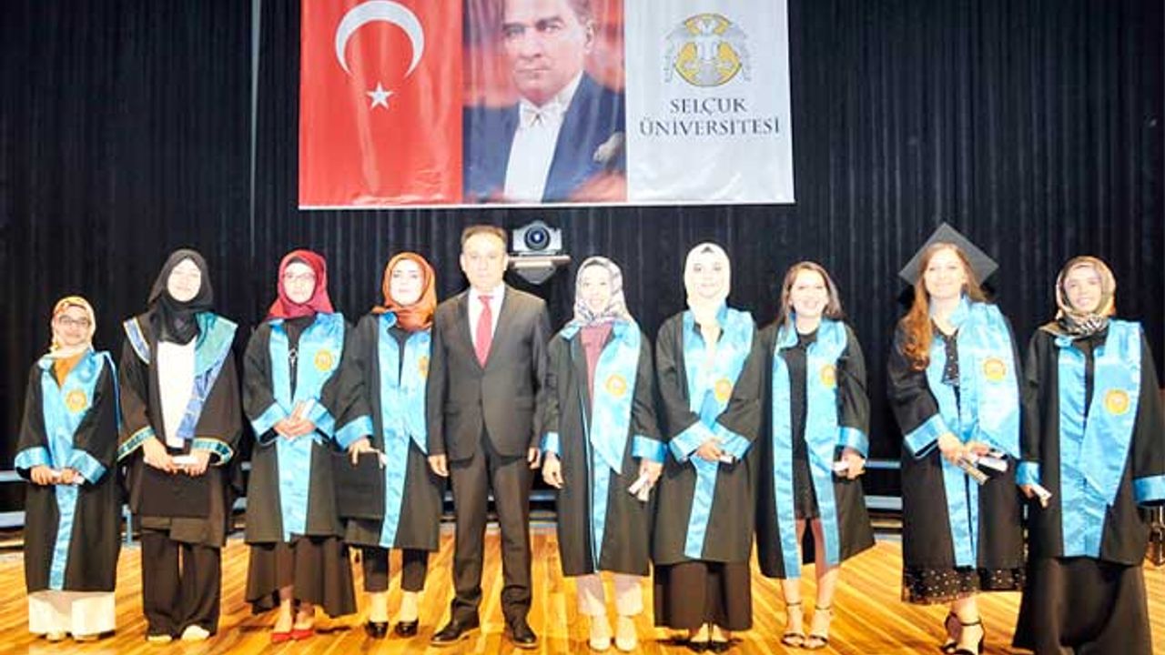 Sağlık Hizmetleri MYO mezuniyet sevinci yaşadı