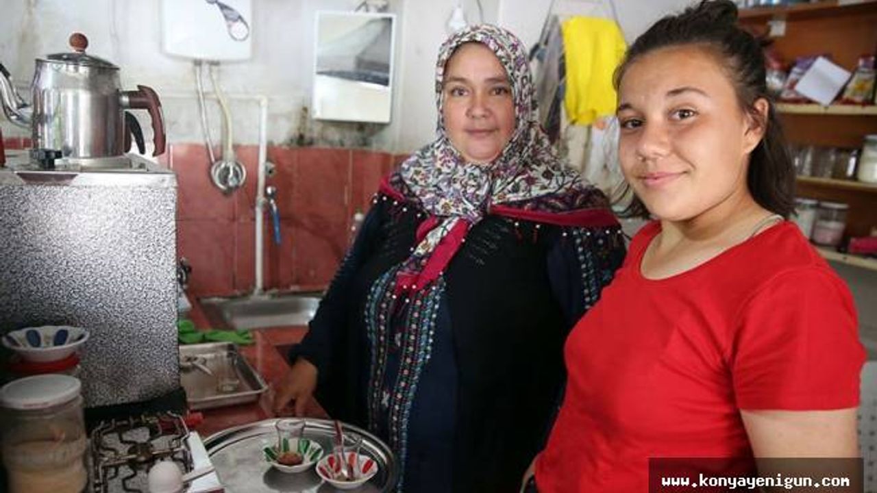 Köy kahvehanesini anne kız işletiyor