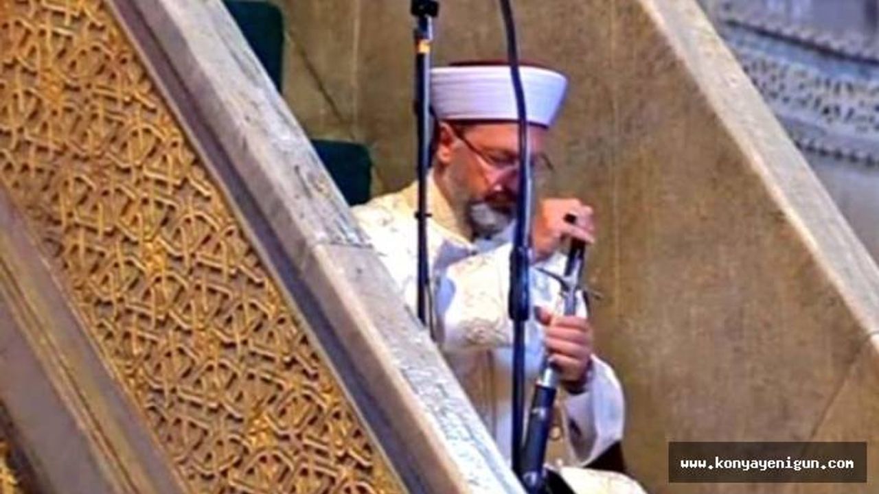 Diyanet İşleri Başkanı Ali Erbaş, Ayasofya Camii'nde kılıçla hutbe okudu