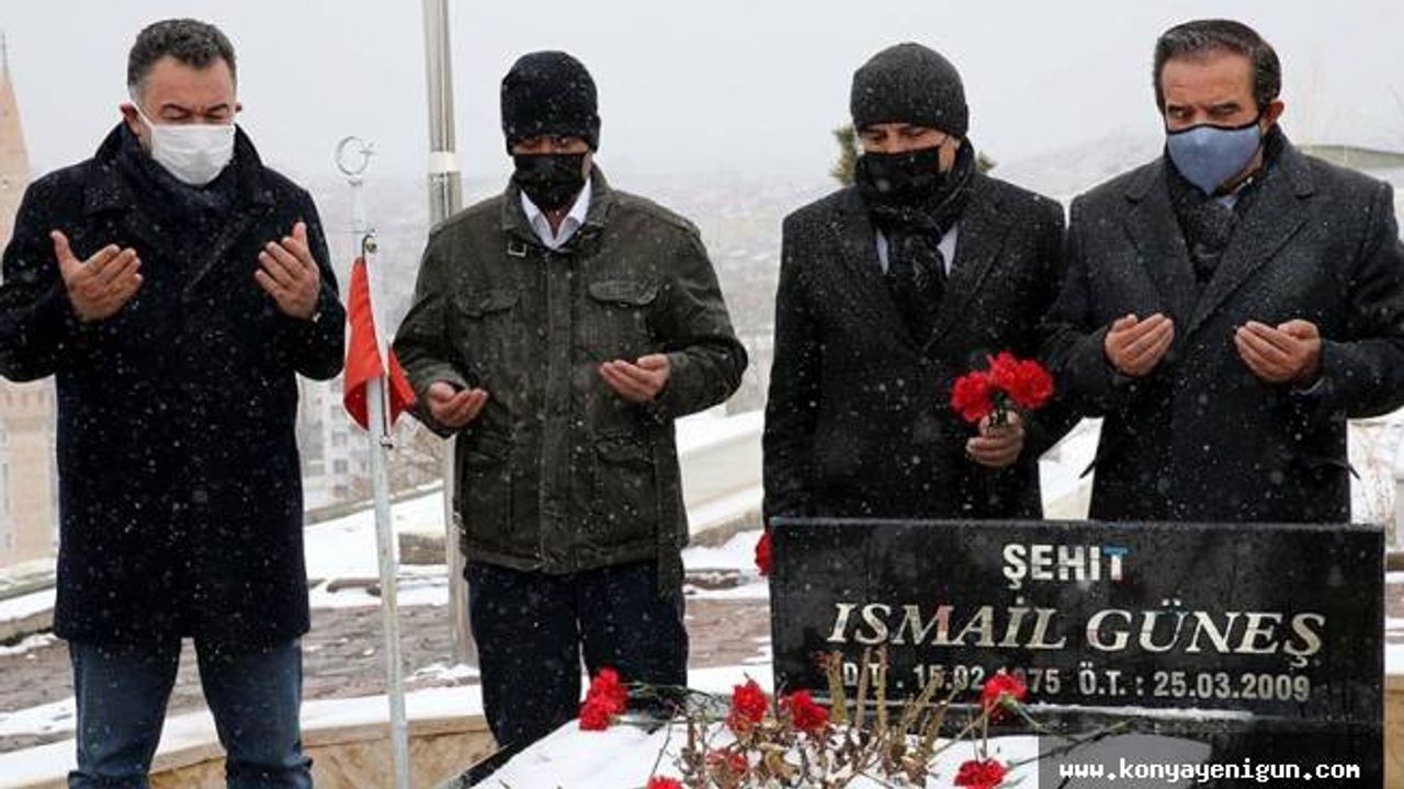 Sivas'ta meslektaşları, Muhsin Yazıcıoğlu ile aynı kazada ölen gazeteci İsmail Güneş'i kabri başında andı