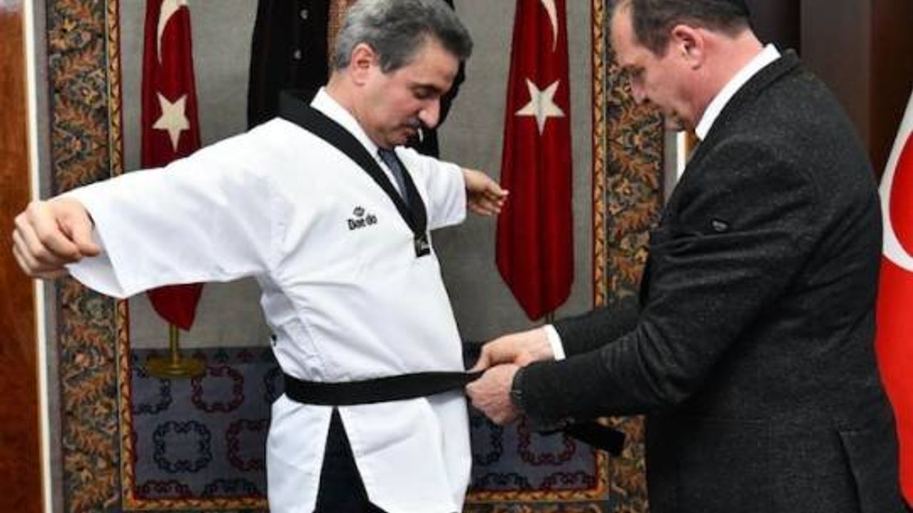 Metin Şahin siyah kuşak hediye etti