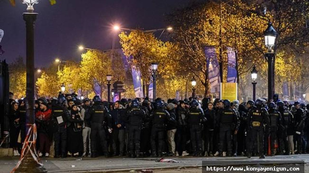 Portekiz'e karşı zaferlerini kutlayan Fas taraftarlarına Fransız polisinden müdahale