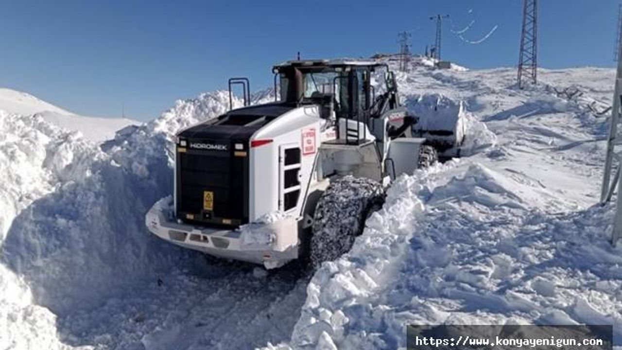 Hakkari'de metrelerce karın bulunduğu üs bölgelerinin yolları açılıyor