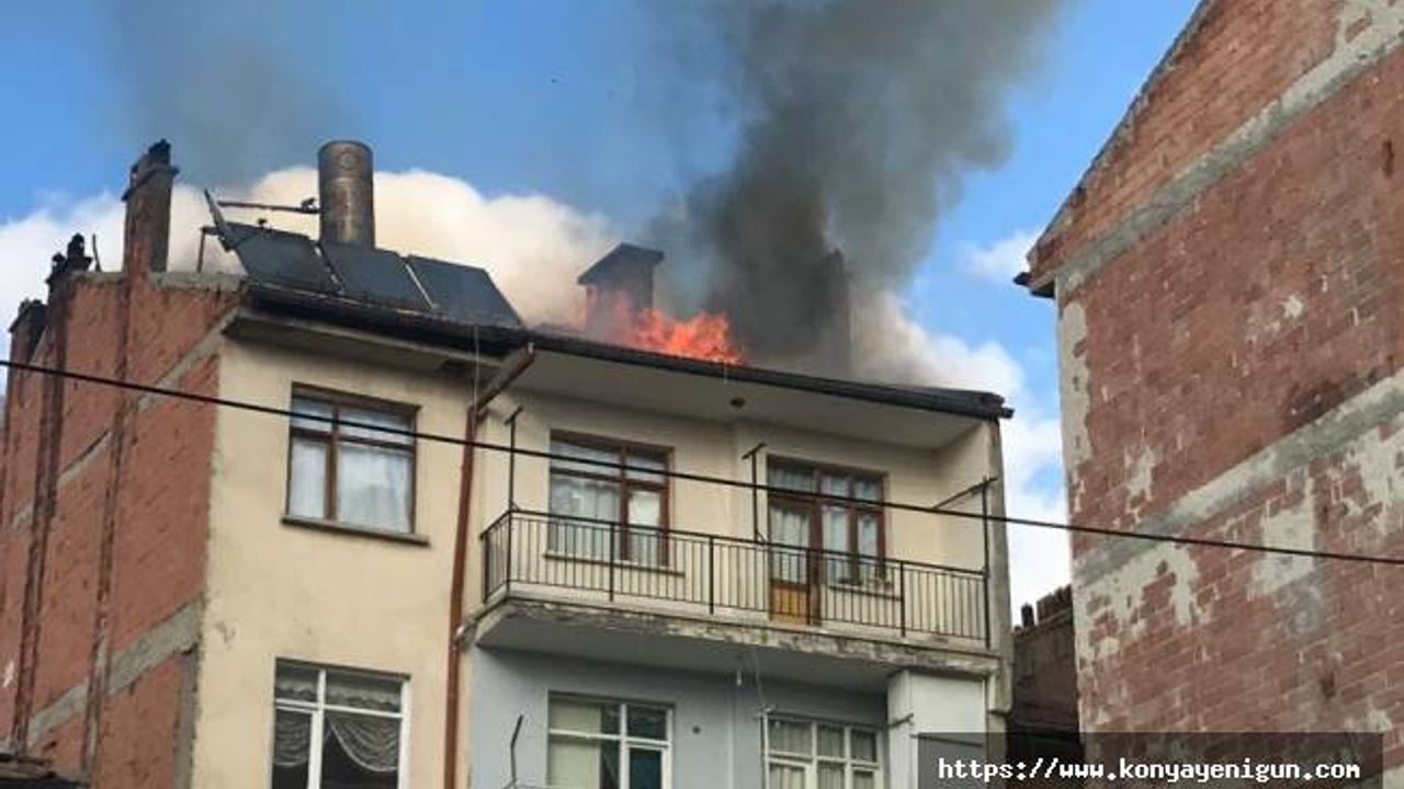 4 katlı binanın çatısında korkutan yangın