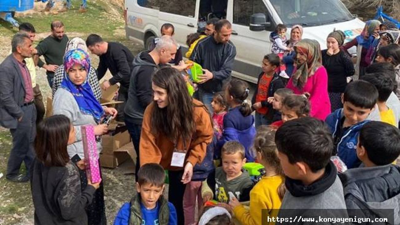 Bitlis'te gönüllü öğretmenlerin topladığı 15 bin oyuncak depremzede çocuklara hediye edildi