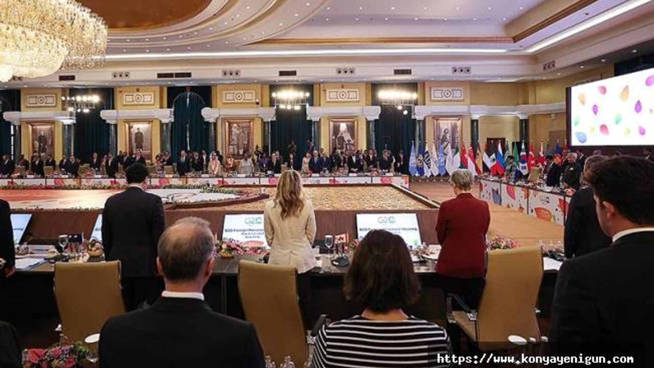 G20 Dışişleri Bakanları Toplantısı, Türkiye'deki depremlerde hayatını kaybedenlere saygı duruşu ile başladı