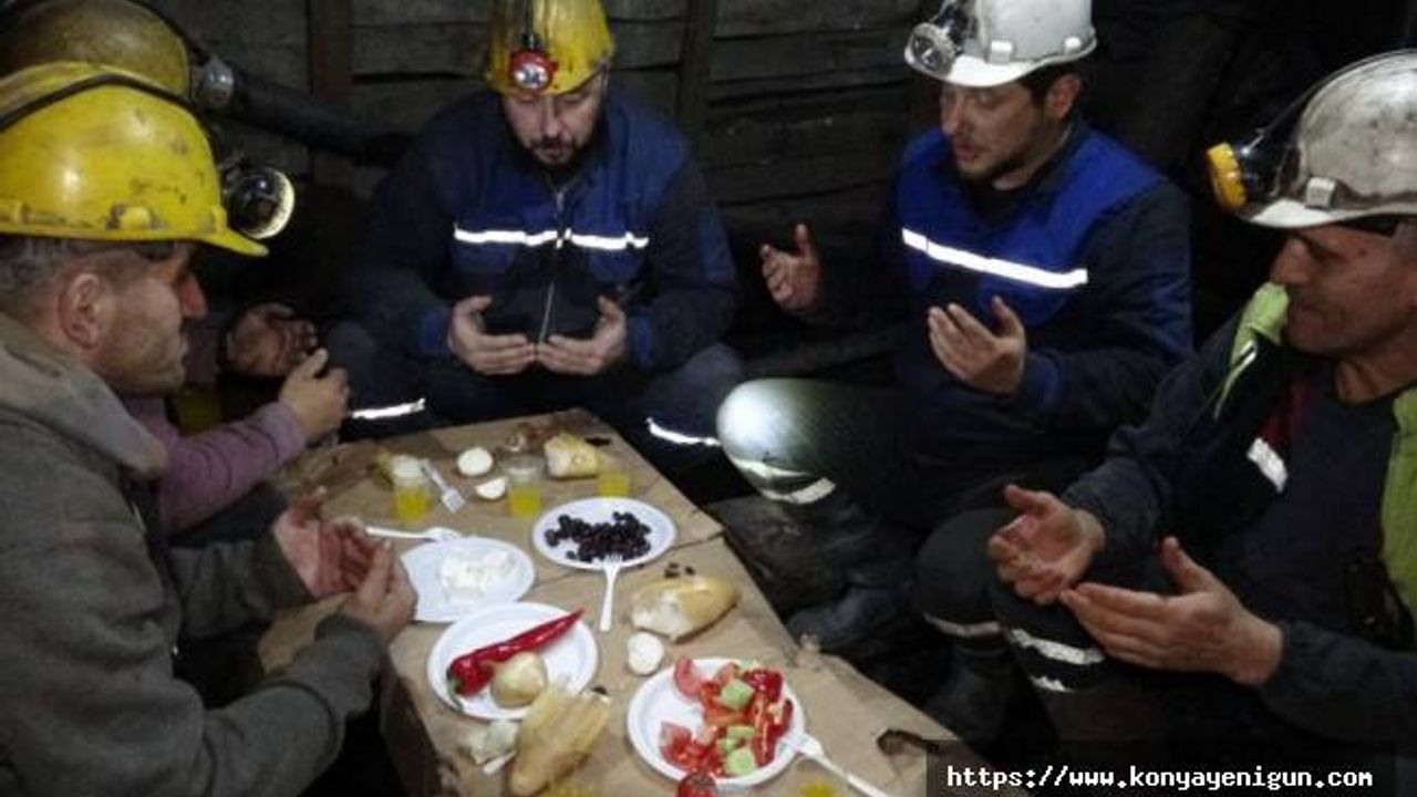 Maden ocağında ilk sahur: Yerin metrelerce altında kömür kazan madenciler sahur yaptı
