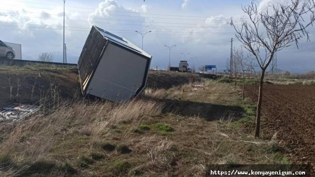 Tırla Hatay'a götürülen konteyner rüzgardan devrildi