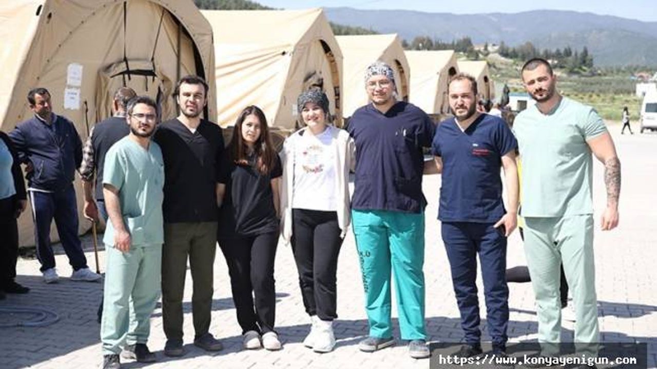 Gönüllü asistan doktorlar depremzedelerin yaralarını sarıyor