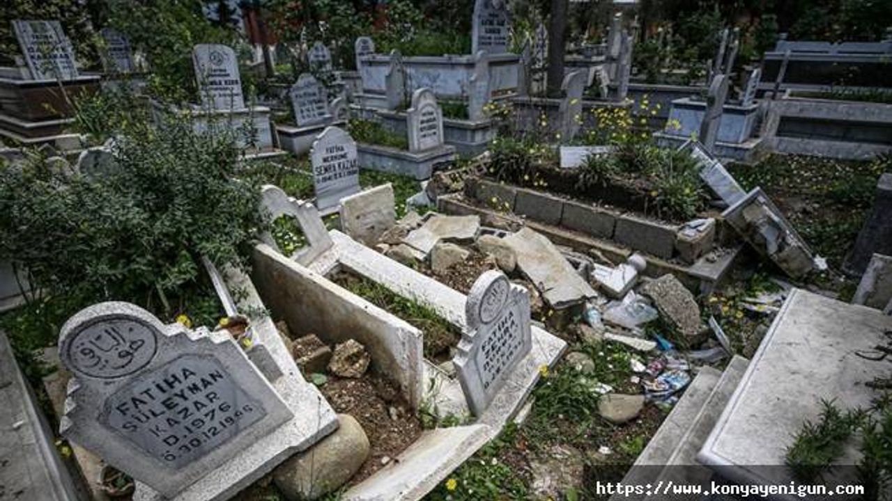 Hatay'daki mezarlıklarda da depremin tahribatı büyük oldu