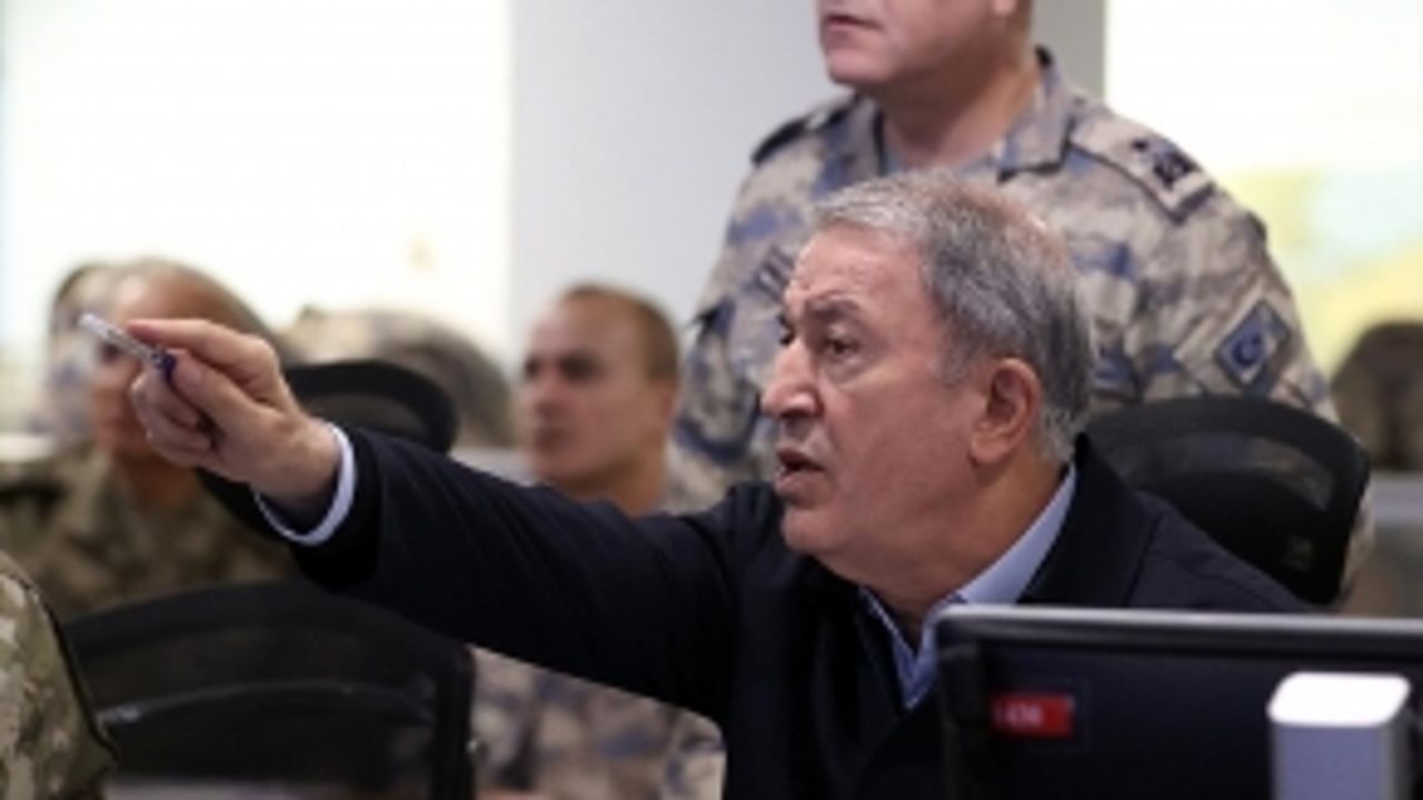 Bakan Akar, beraberindeki TSK komuta kademesi ile Harekat Merkezi'nde
