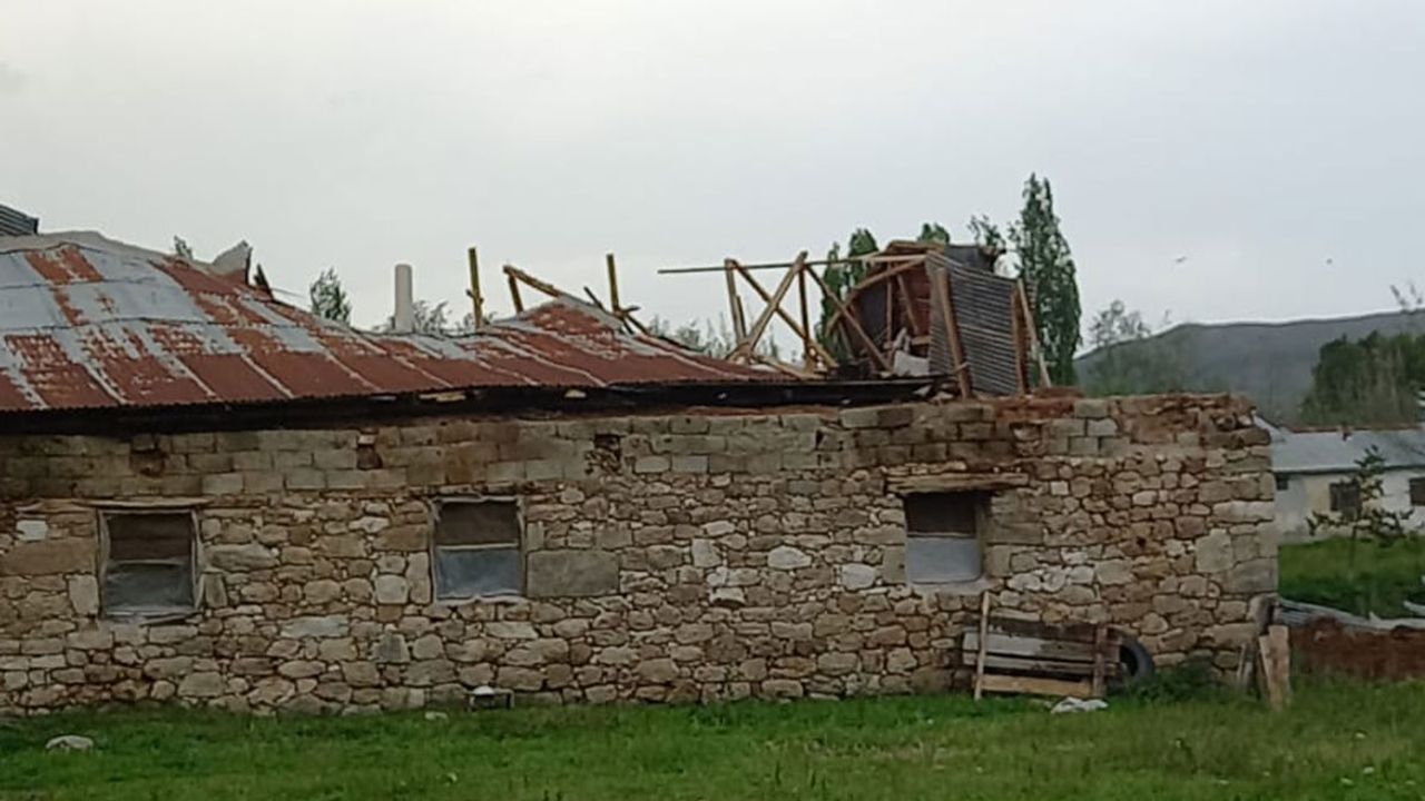 Sivas'ta hortum çatıları uçurdu