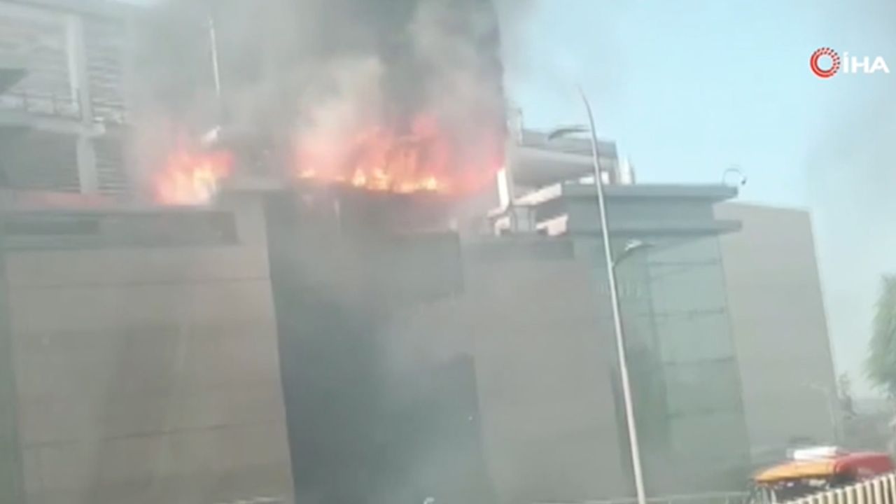 İstinye'de bulunan bir AVM'de yangın çıktı