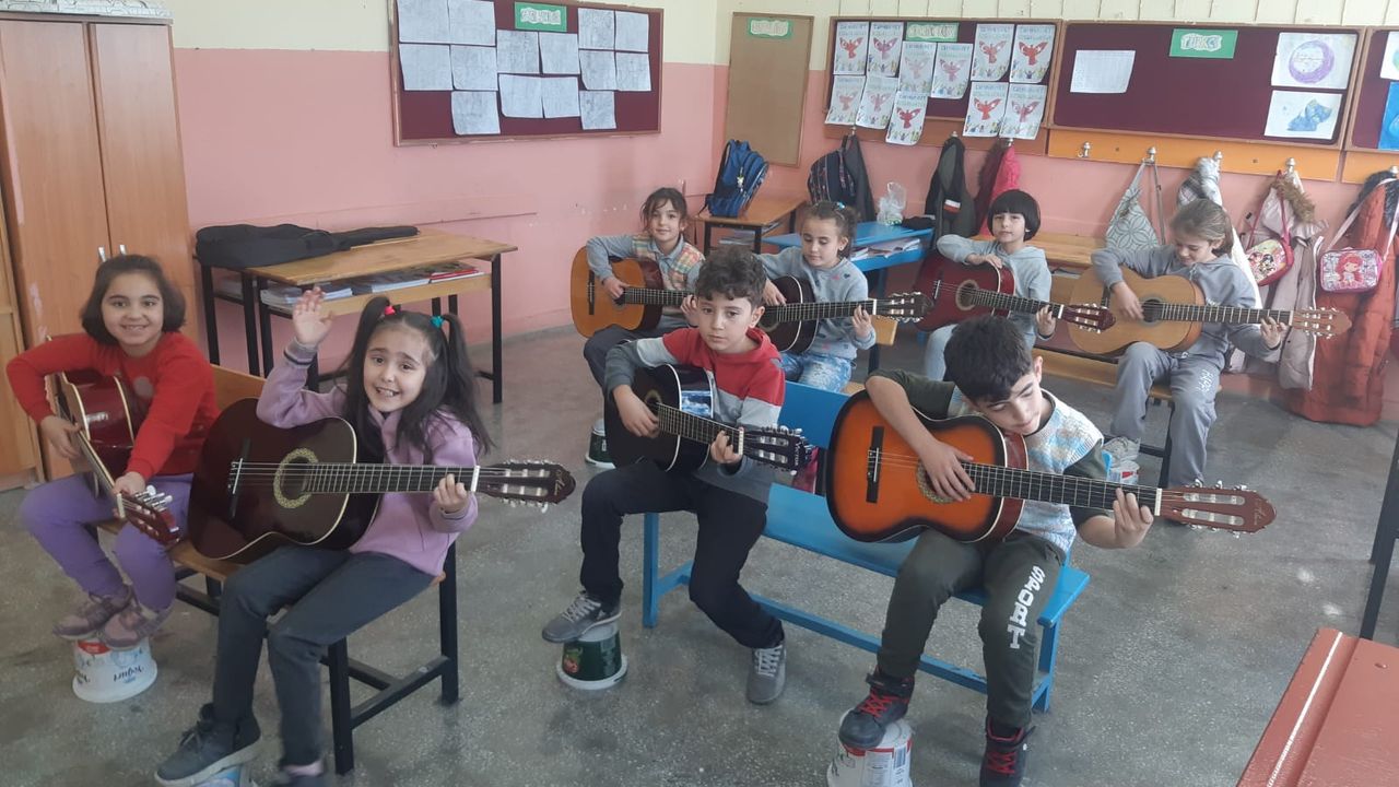 Altınekinli öğrenciler gitarla ilk kez tanıştı