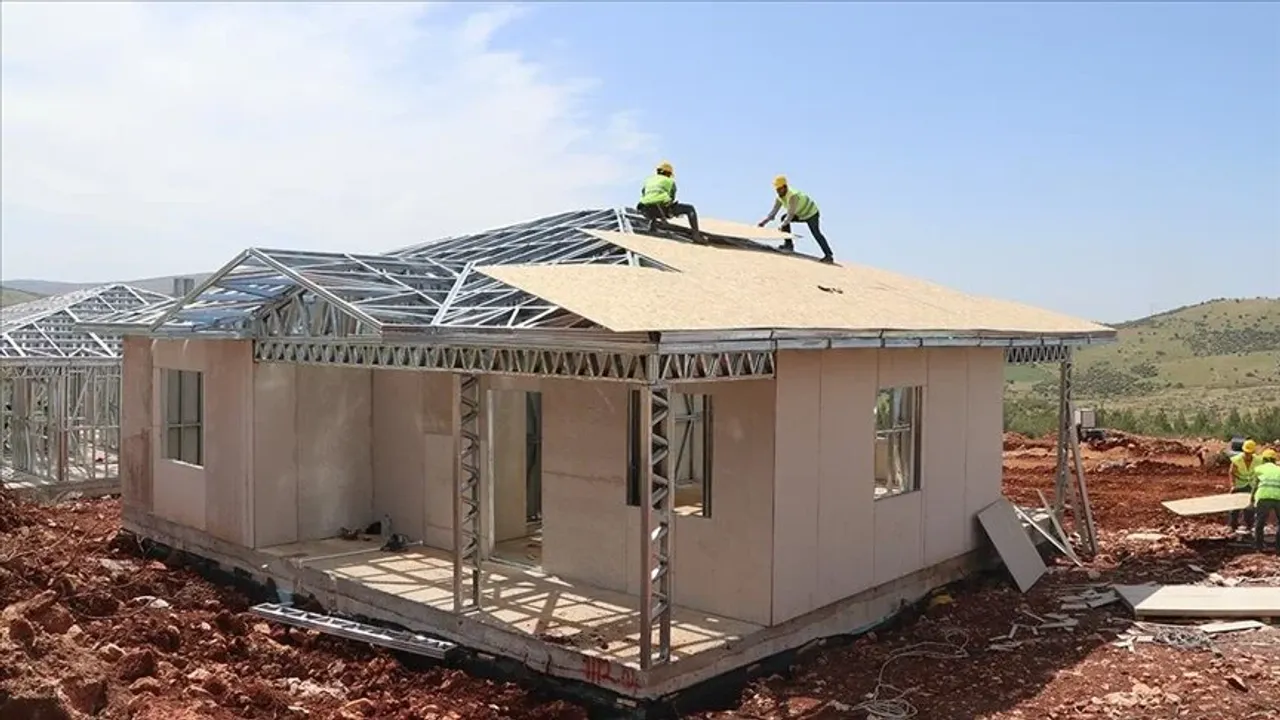 Depremzedeler için çelik konstrüksiyonlu köy evleri inşa ediliyor