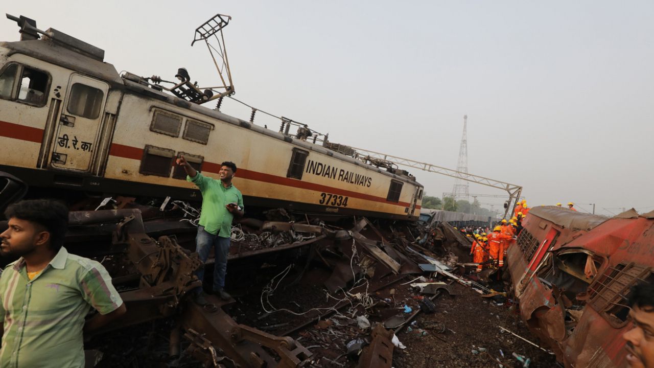 Hindistan'daki tren faciası! Can kaybı 288'e yükseldi