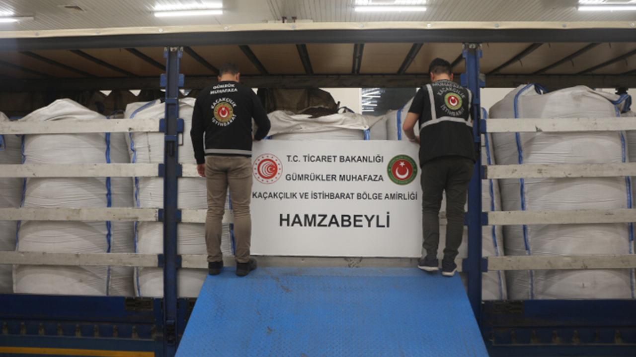 Hamzabeyli'de 19 ton kaçak siyah çay ele geçirildi