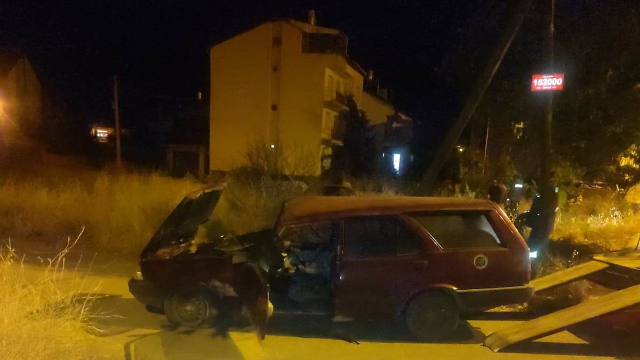 Konya'da otomobiller kafa kafaya çarpıştı