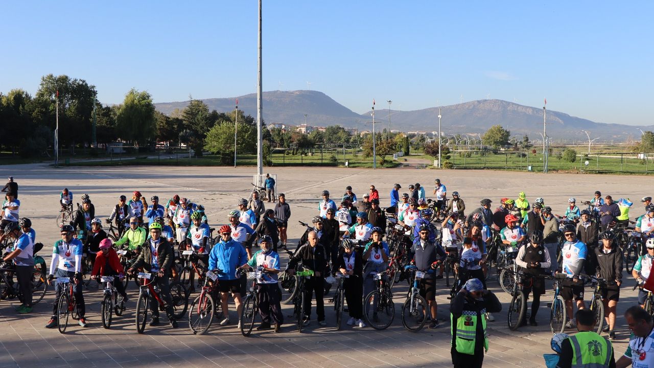 Beyşehir Gölü etrafında bisiklet turu yapılıyor