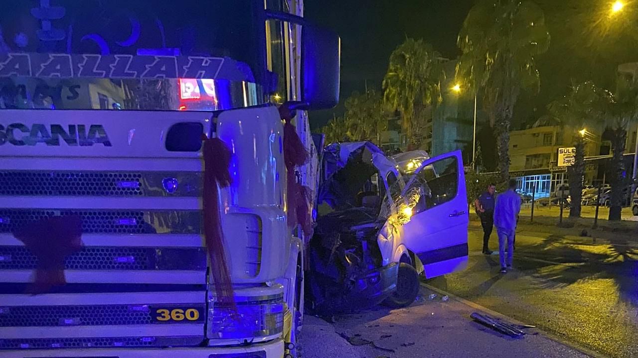 Tur minibüsü kamyona çarptı: 1 ölü, 11 yaralı