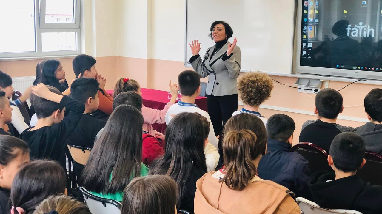 Eğitimci-Yazar Kabadayı   Akşehir’de öğrencilerle buluştu