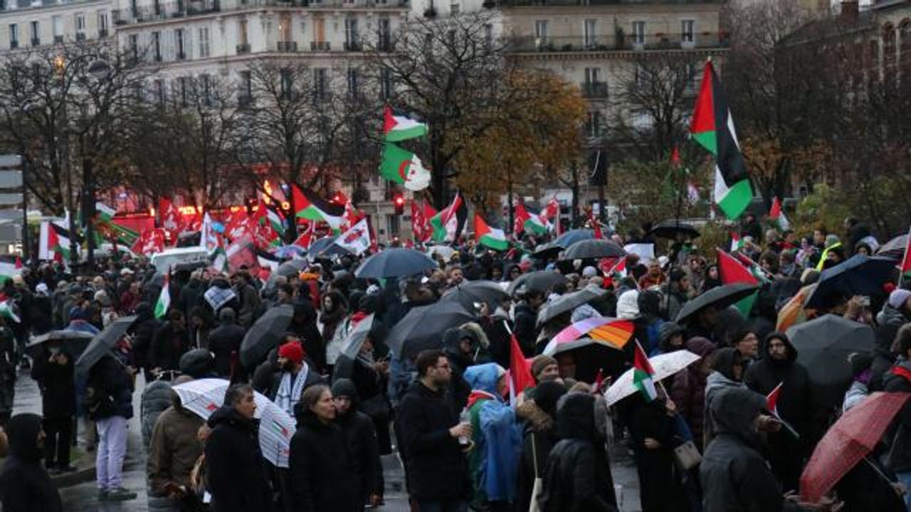 Parisliler şiddetli yağışa rağmen 'Gazze' için yürüdü