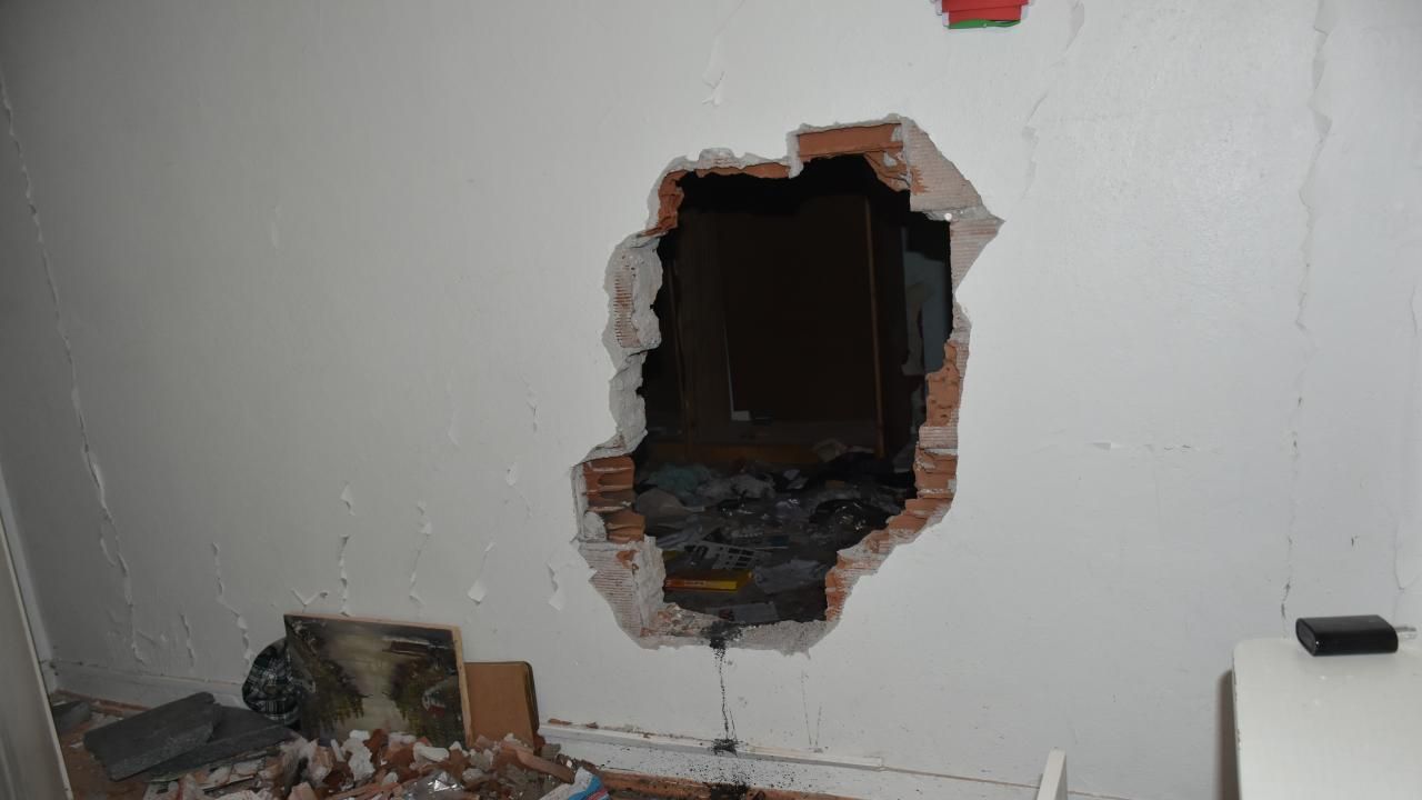 Hırsızlar binanın duvarını delip 10 daire soydu