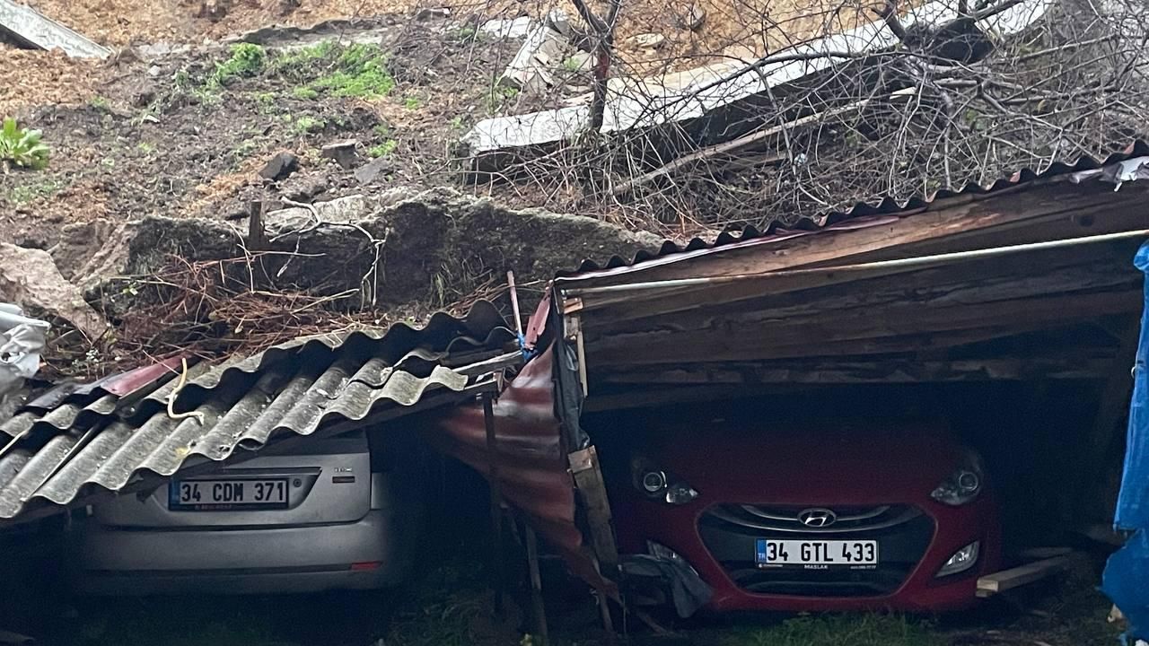 Sarıyer'de istinat duvarının çökmesi sonucu 4 araç zarar gördü
