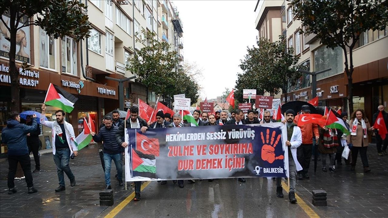 Sağlık çalışanlarından Filistin için "sessiz yürüyüş"