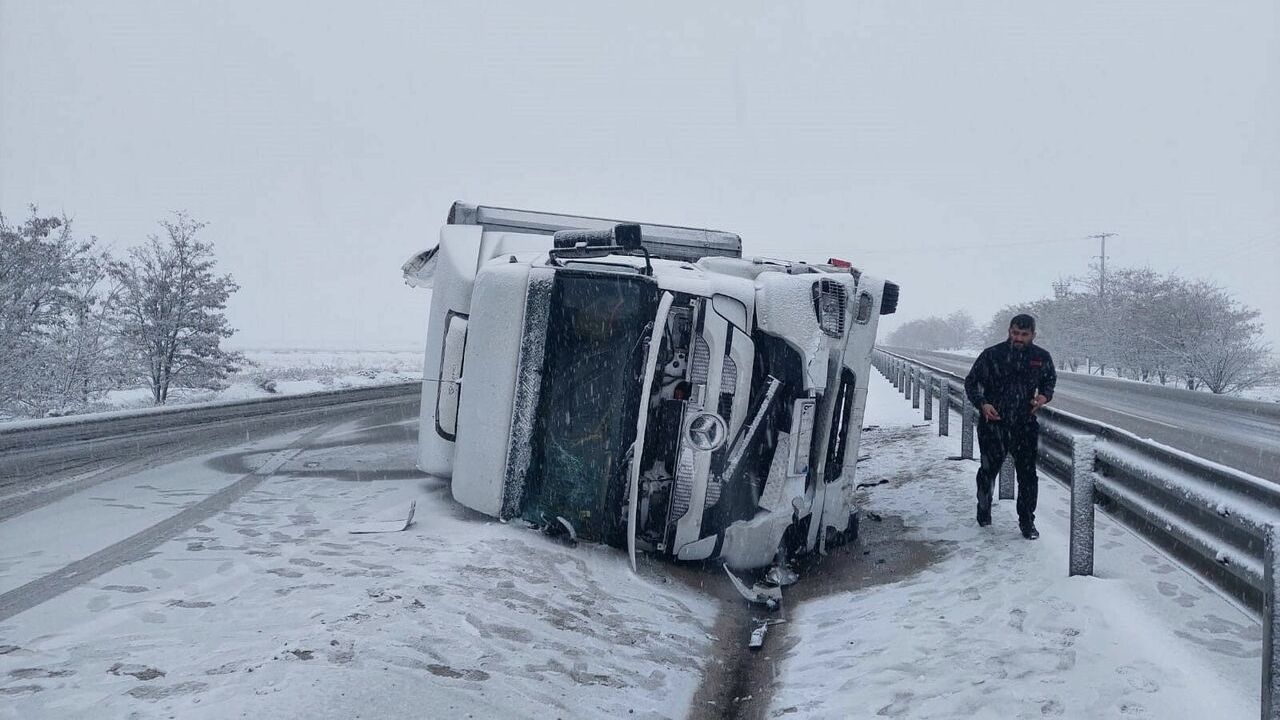 Konya'da tır devrildi: 2 yaralı