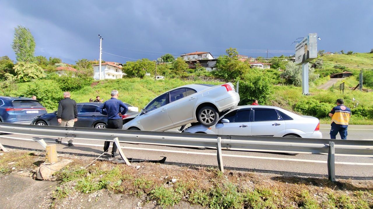 Çorum'da akılalmaz kaza: Otomobil diğer aracın üzerinde asılı kaldı