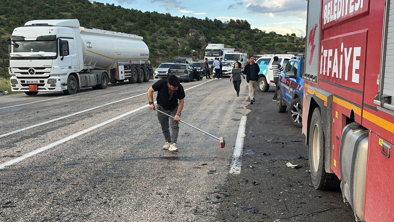 Yol ayrımında katliam gibi kaza: Aynı aileden biri bebek 3 kişi yaşamını yitirdi