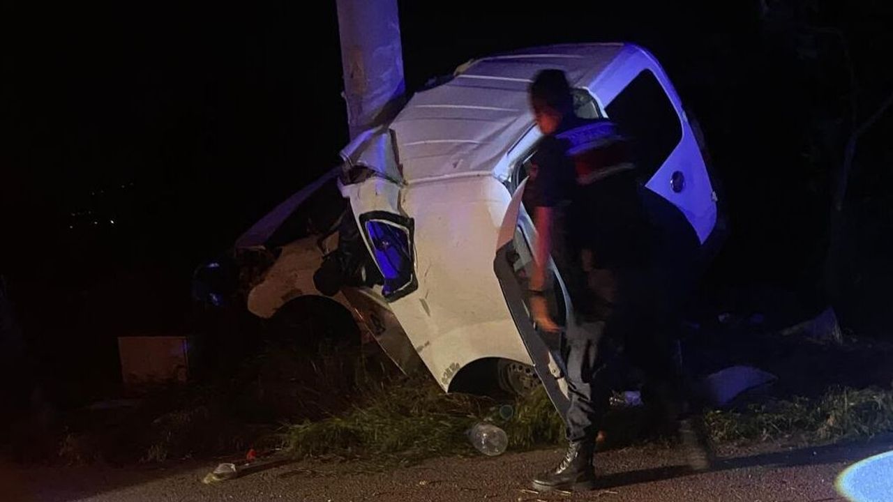 Isparta'da feci gece: Kontrolden çıkan araç direğe çarptı, acı haberler ardı ardına geldi