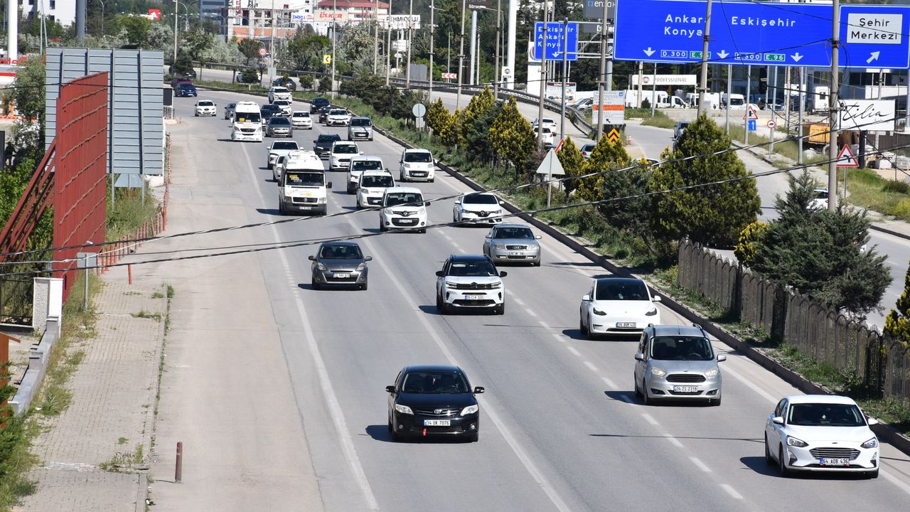 Ege ve Akdeniz'in kesişme noktası kilitlendi: Kavşak kentte bayram dönüşü araç kuyrukları kilometreleri buldu