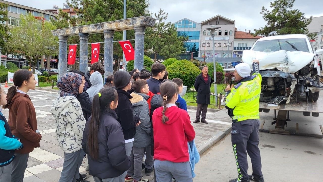 Okullarda trafik bilinci seferberliği: Geleceğin sürücüleri eğitiliyor