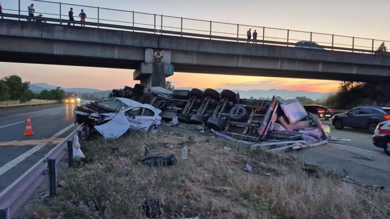 TEM Otoyolu'nda feci kaza: Halı yüklü tır otomobili altına a