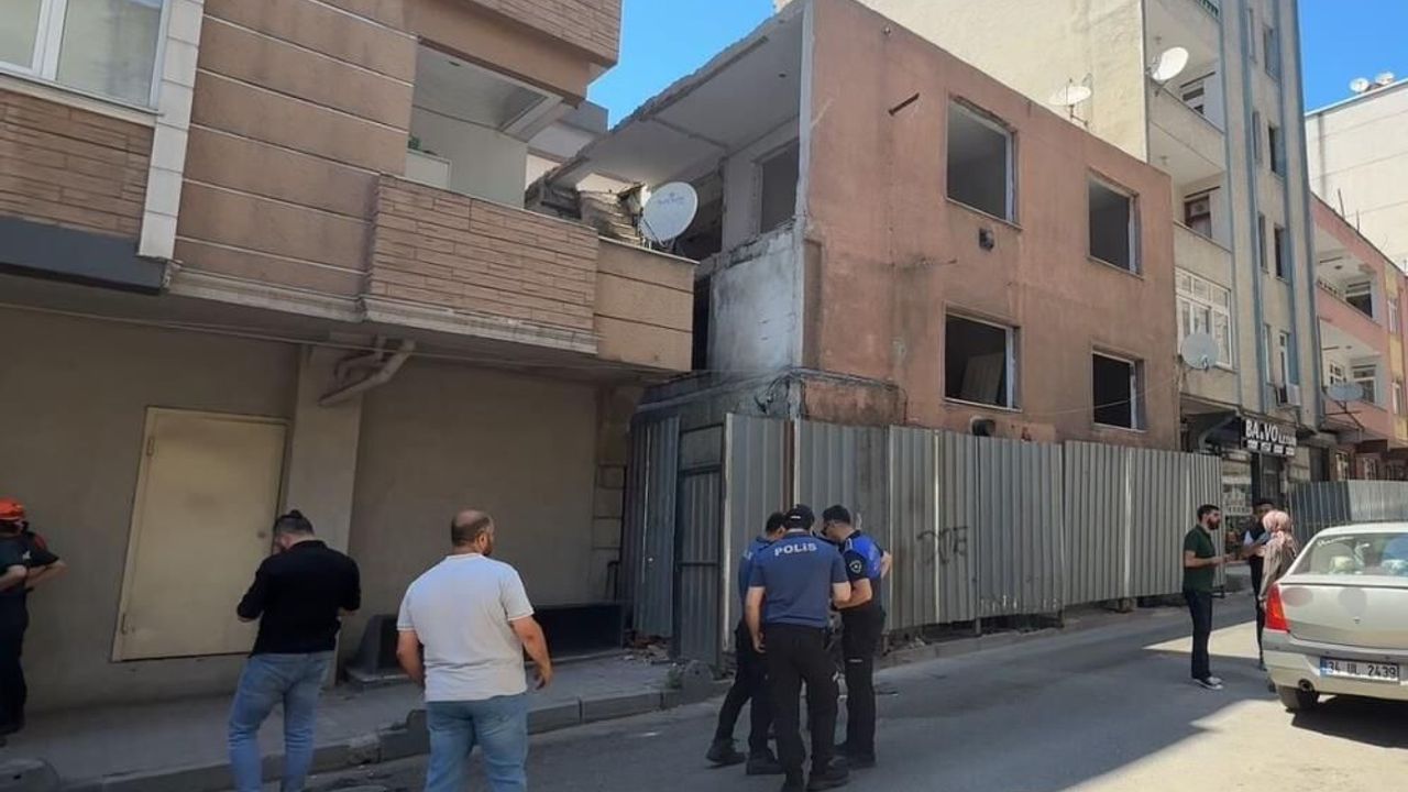 Yıkım sırasında duvar çöktü, işçiler altında kaldı!