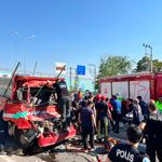 Aksaray'da feci kaza! Kamyonet hafriyat kamyonuna ok gibi saplandı