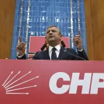 Türk siyasetinde tarihi kırılma: Özgür Özel CHP kürsüsüne veda etti, yeni partiyi ilan etti!