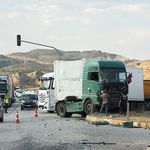 Zincirleme feci kaza! Tırla otobüs birbirine girdi…