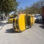 Ecdat Parkı önünde kaza: Ticari taksi yan yattı, savrulan otomobil zabıta aracına çarptı