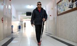 Görme yetisini kaybetmesi  öğretmenliğe engel olmadı
