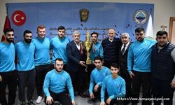 Şampiyon güreşçiler ödüllendirildi