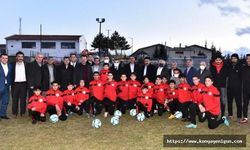 Vali Işık'tan futbolculara malzeme dağıtımı