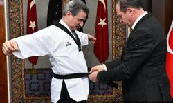 Metin Şahin siyah kuşak hediye etti