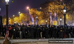 Portekiz'e karşı zaferlerini kutlayan Fas taraftarlarına Fransız polisinden müdahale