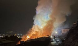 Maltepe'de gecekondu yangını: Alevler geceyi aydınlattı