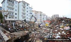 Malatya'da ağır hasarlı binaların yıkım işlemleri sürüyor