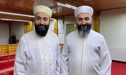 O camide 2 imam teravih namazı kıldırıyor